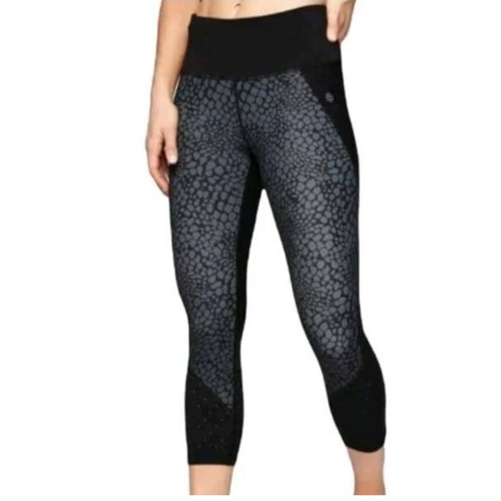 Athleta Crocodile Stealth TruCool Capri Leggings Medium